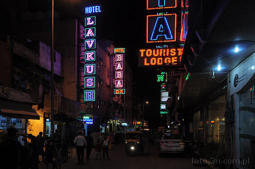 Azja; Indie; Delhi; ulica; noc; neon