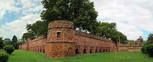 1BBN-0140; 8963 x 3691 pix; Azja, Indie, Delhi, ogrody Lodich, mur okalający grobowiec Sikander Lodi