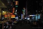 1BBN-1010; 4064 x 2698 pix; Azja, Indie, Delhi, ulica, noc, neon