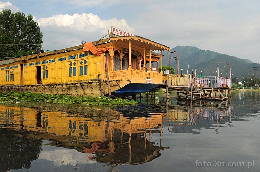 Azja; Indie; Srinagar; jezioro Dal; dom na łodzi