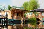 1BBU-0370; 4150 x 2754 pix; Azja, Indie, Srinagar, jezioro Dal, dom na łodzi