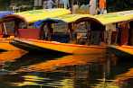 1BBU-0212; 4288 x 2848 pix; Azja, Indie, Srinagar, jezioro Dal, shikara, łódka